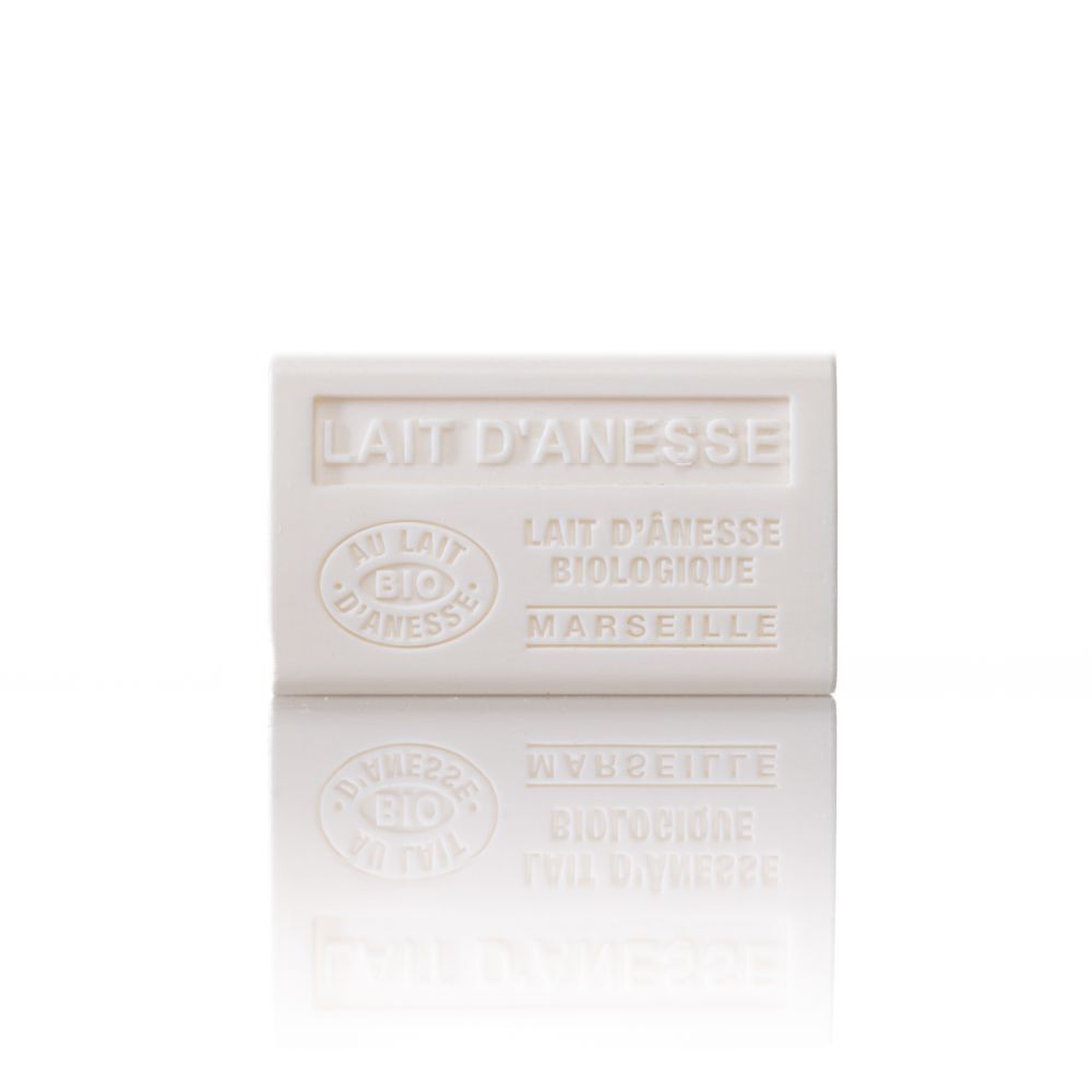 Savon rectangulaire avec inscription "LAIT D'ANESSE". Certification bio et texte "MARSEILLE".