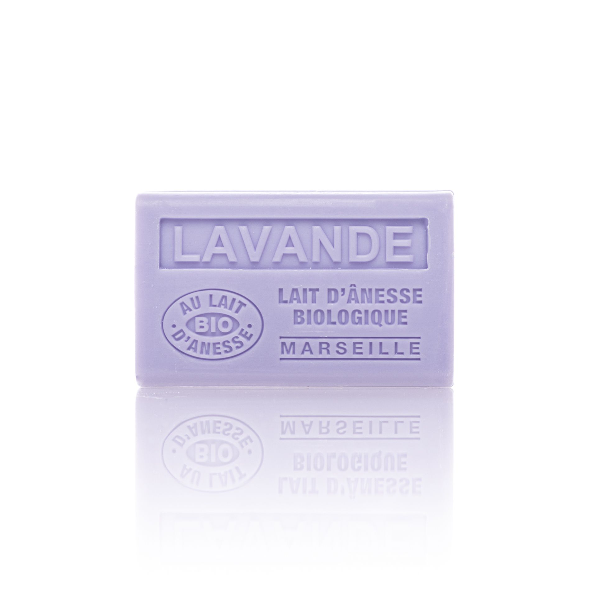 Savon violet clair avec inscription LAVANDE, AU LAIT D'ANESSE BIOLOGIQUE, MARSEILLE. Label bio. Forme rectangulaire.