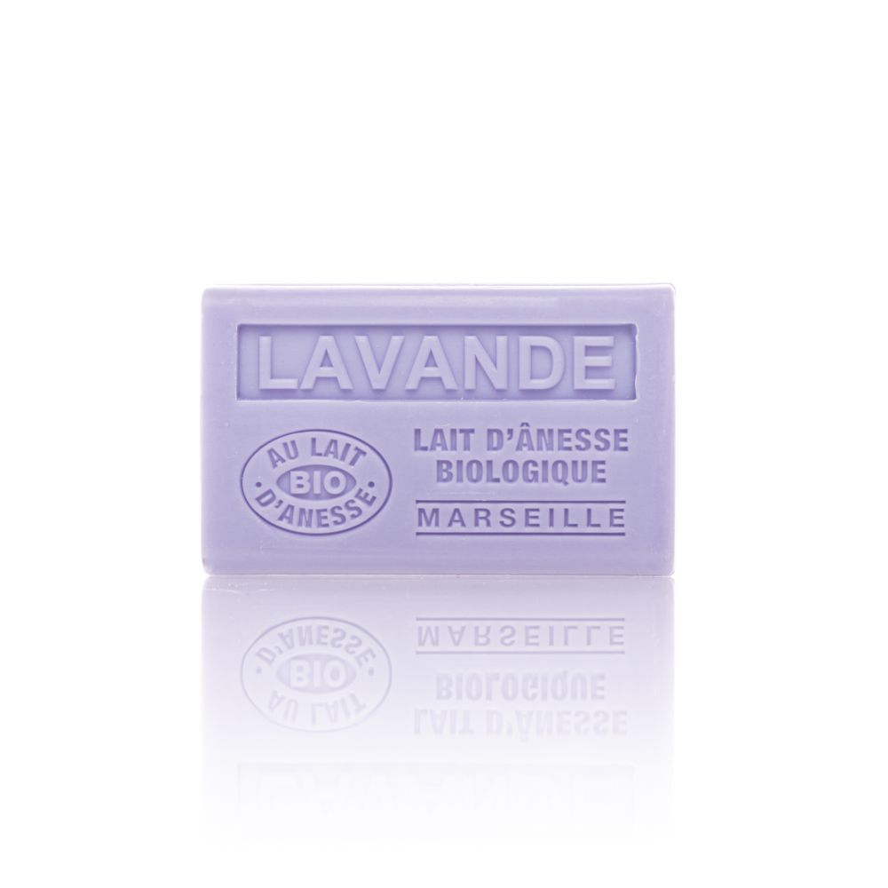 Savon violet clair avec inscription LAVANDE, AU LAIT D'ANESSE BIOLOGIQUE, MARSEILLE. Label bio. Forme rectangulaire.