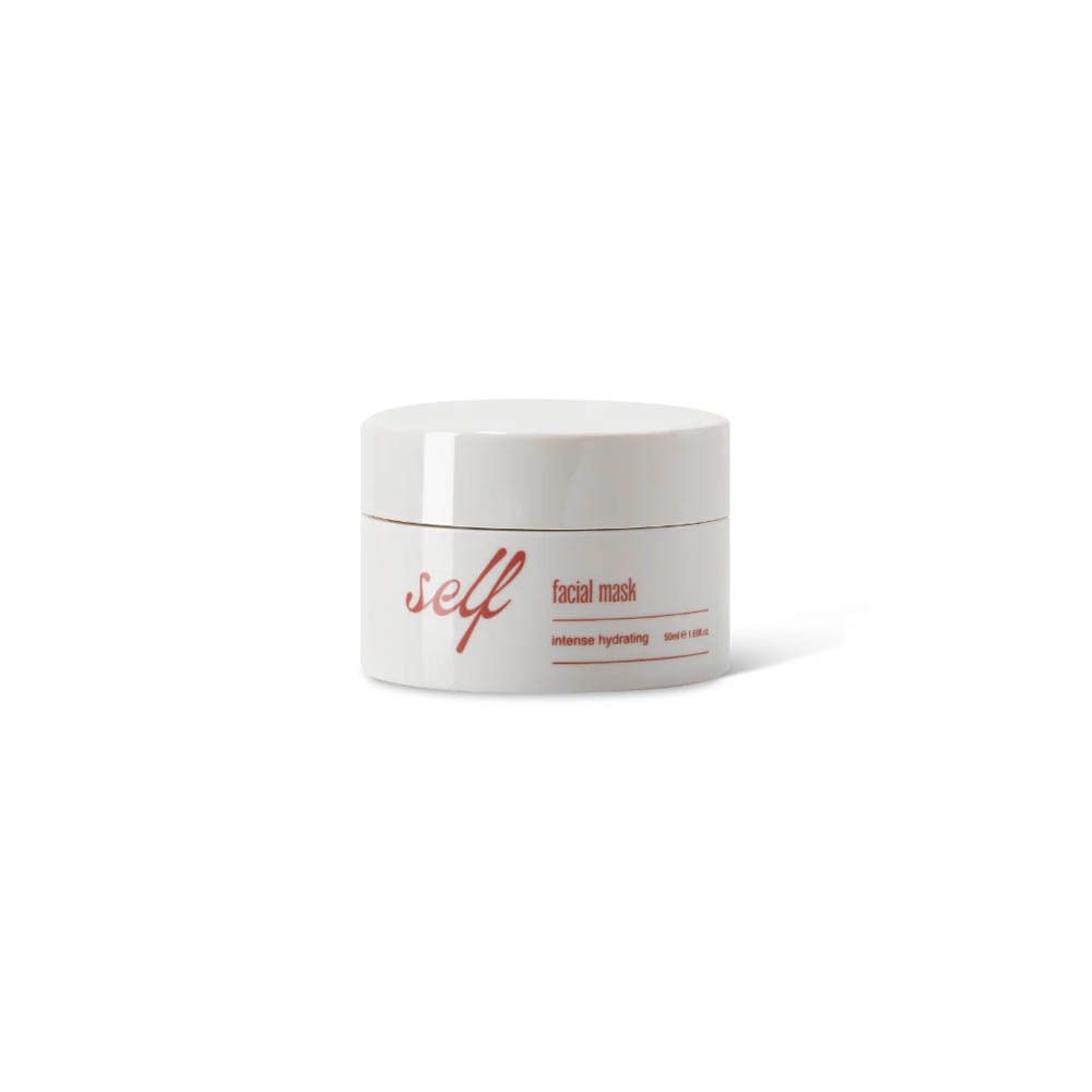 Pot beige avec inscription rouge "self facial mask intense hydrating".