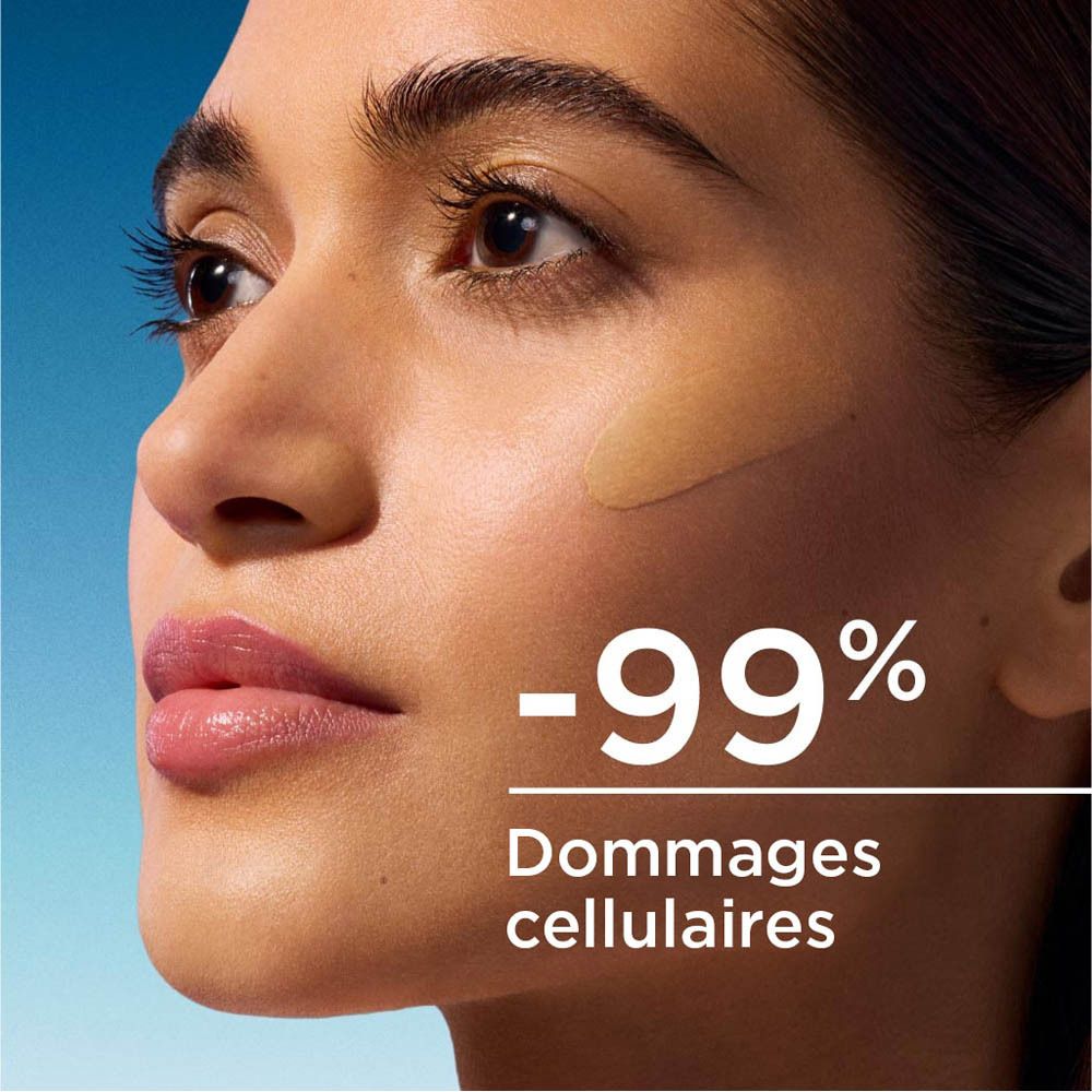 Visage d'une femme avec produit sur la peau. Texte: -99% Dommages cellulaires.
