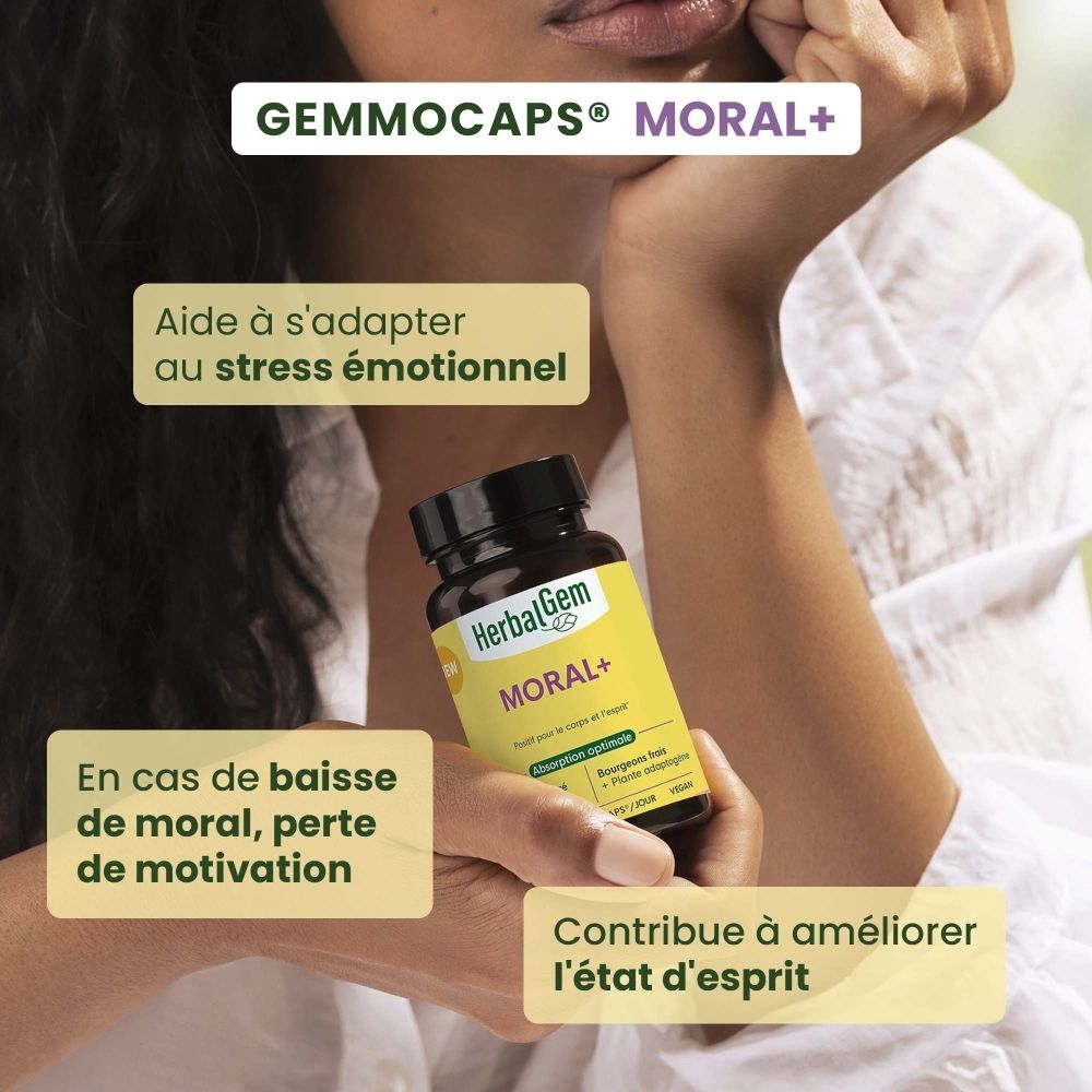 Gros plan d'un flacon en verre brun avec étiquette 'MORAL+' et une capsule individuelle à côté.