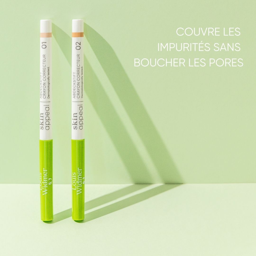 Coverstick 02 et emballage. Étui blanc avec nom du produit, crayon vert et blanc. Touche de couleur.