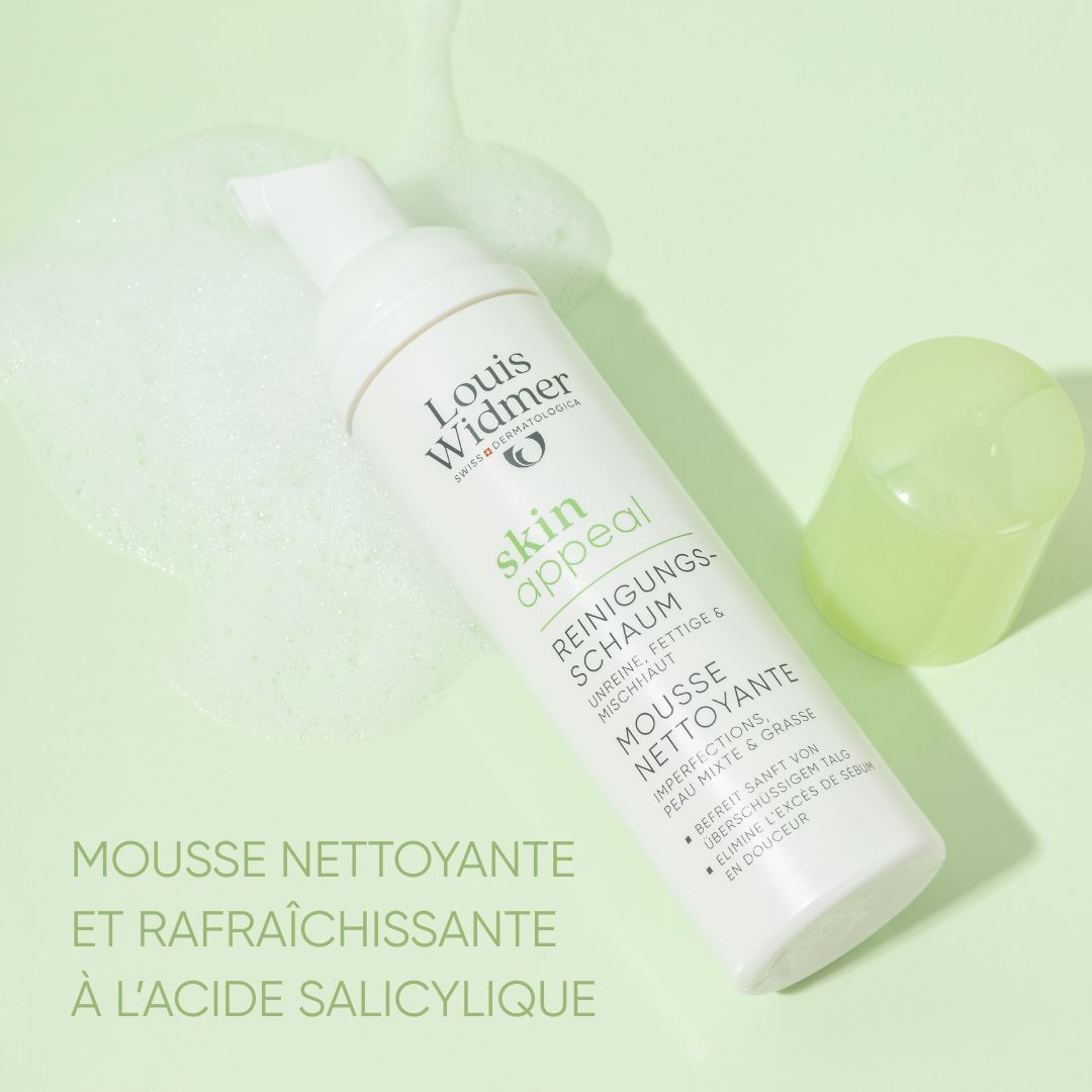 Femme avec mousse sur le visage. Fond rose.