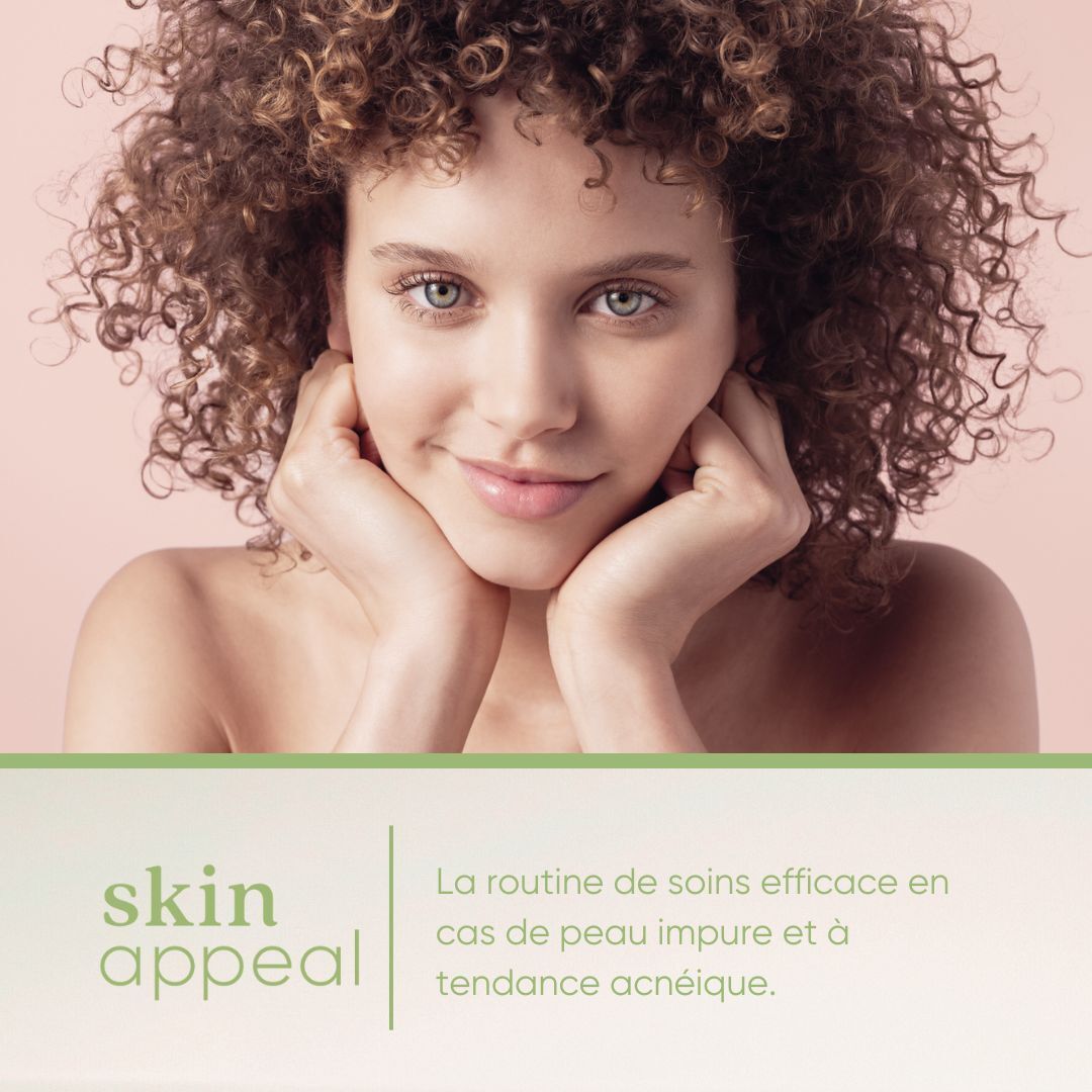 Femme aux cheveux bouclés. Texte: Skin Appeal. La routine de soins efficace en cas de peau impure et à tendance acnéique.