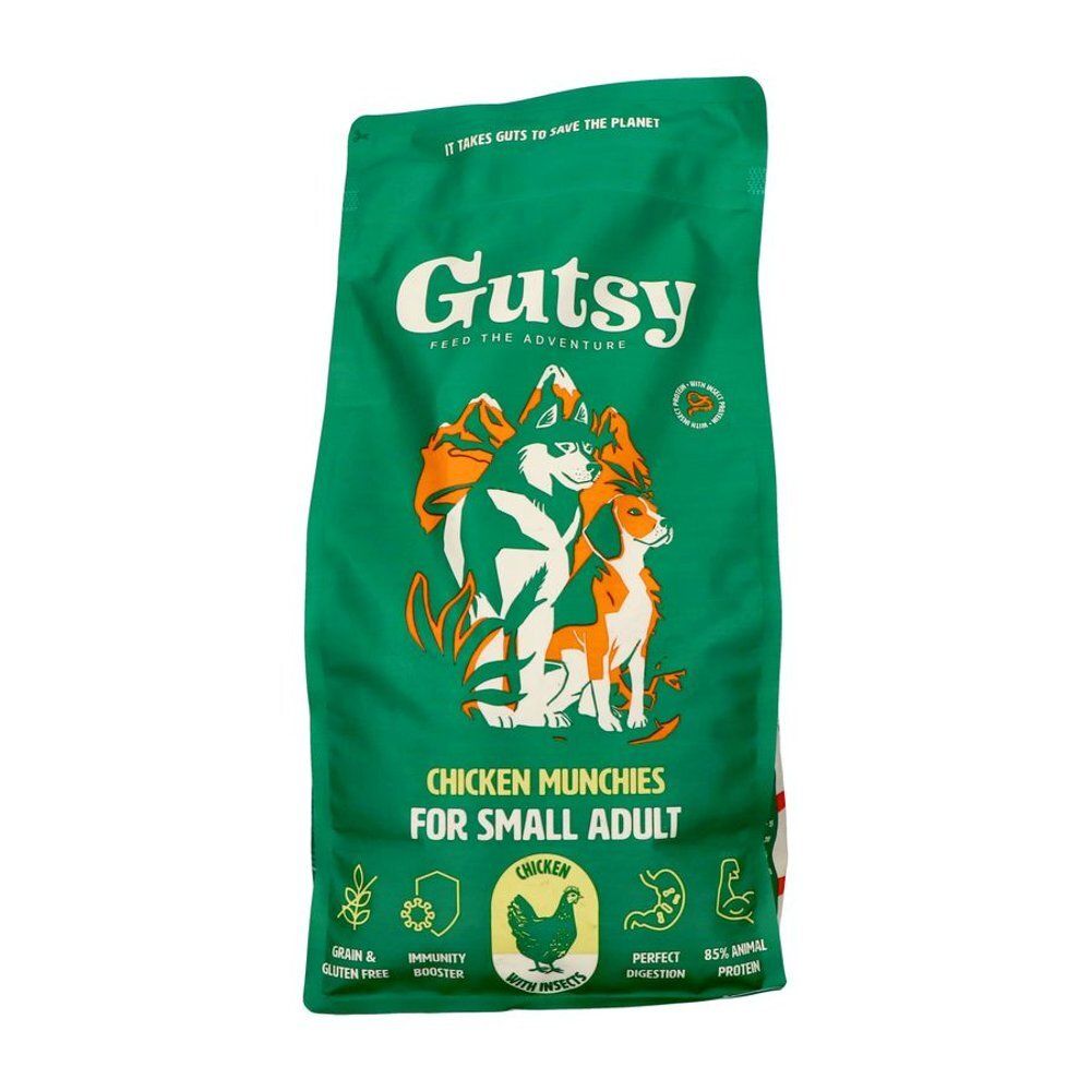 Sac vert Gutsy Chicken Munchies pour petits chiens adultes. Illustration de chiens et montagnes. Texte: Grain & Gluten Free.