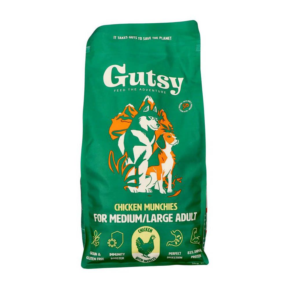 Sac vert de nourriture pour chiens. Inscription: Gutsy Chicken Munchies pour chiens moyens/grands. Illustration de chiens.