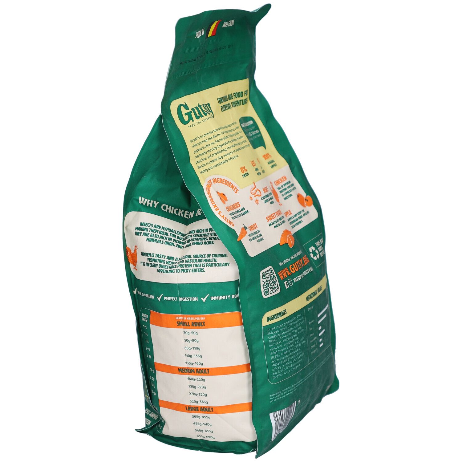 Vue oblique du dos du sac vert de nourriture pour chiens. Inscription: Gutsy. Recommandations d'alimentation et informations nutritionnelles.