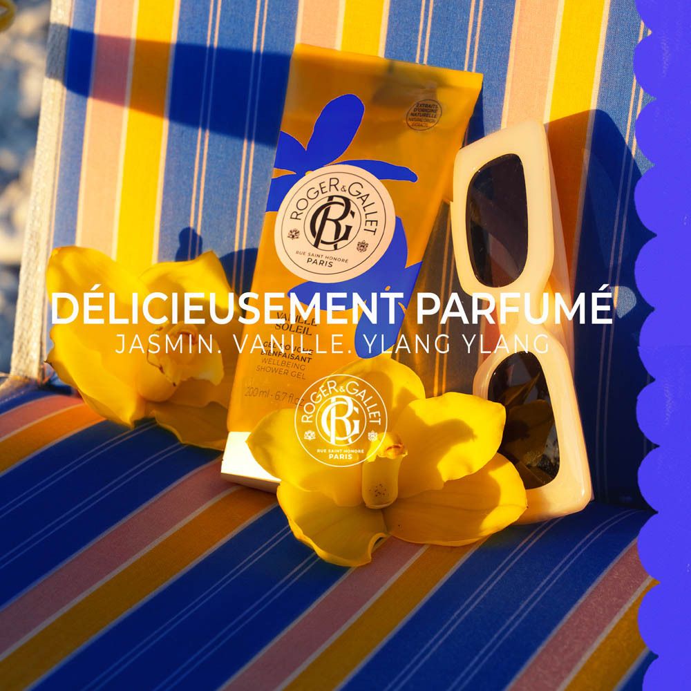 Tube jaune, lunettes de soleil et fleurs jaunes sur fond rayé. Texte: Délicieusement Parfumé.