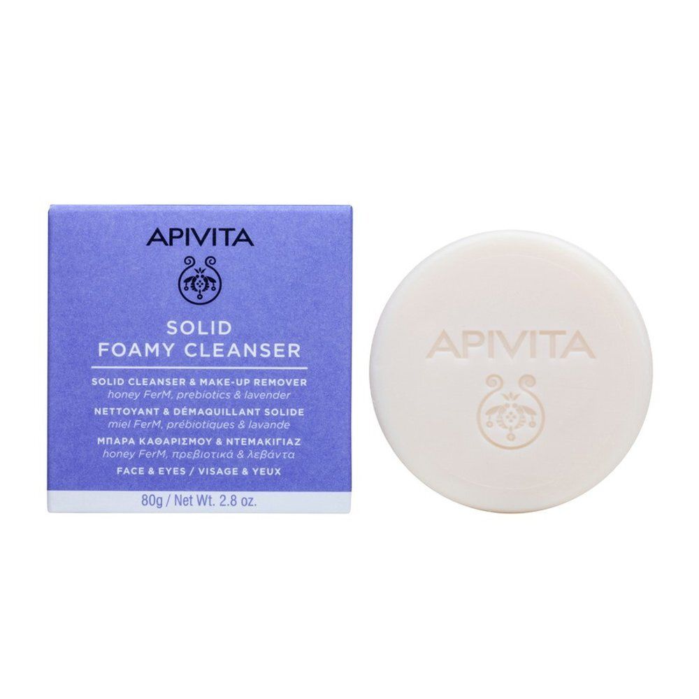 Boîte lilas et savon rond. Inscription : APIVITA, SOLID FOAMY CLEANSER. Texte multilingue. Savon.