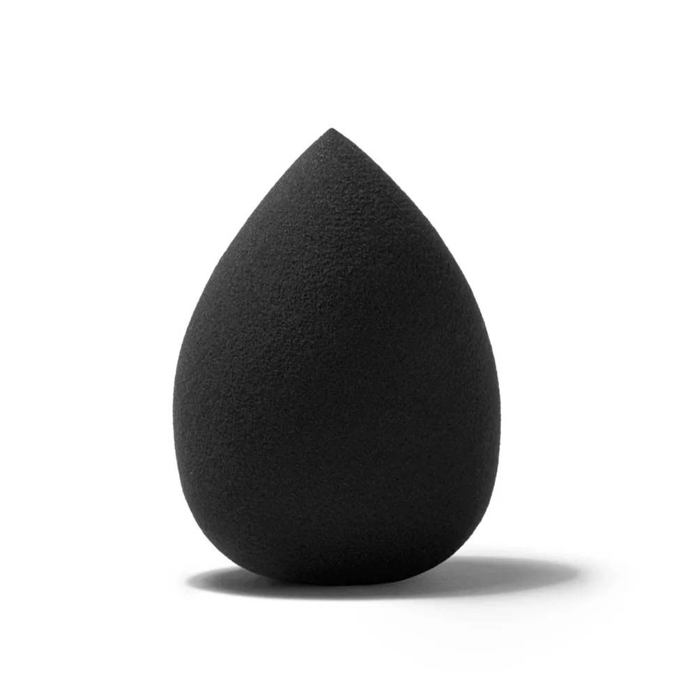 Éponge noire en forme de goutte.