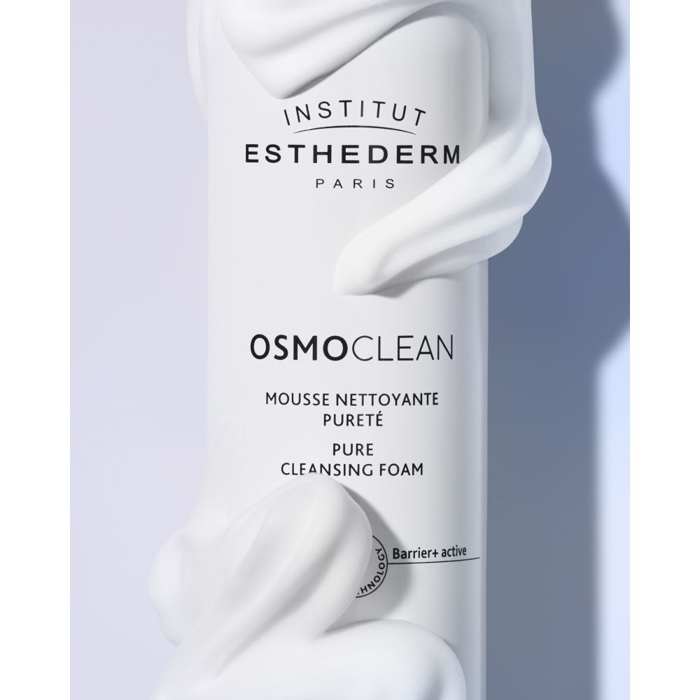 Flacon spray blanc avec pompe, étiqueté Institut Esthederm Osmoclean, vue de côté.