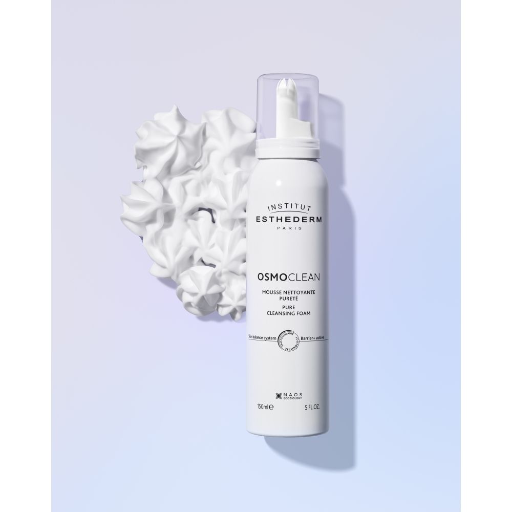 Flacon spray blanc avec pompe, étiqueté Institut Esthederm Osmoclean, vue légèrement de côté.