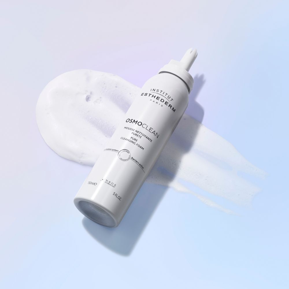 Flacon spray blanc avec pompe, étiqueté Institut Esthederm Osmoclean, vue de côté avec texte.