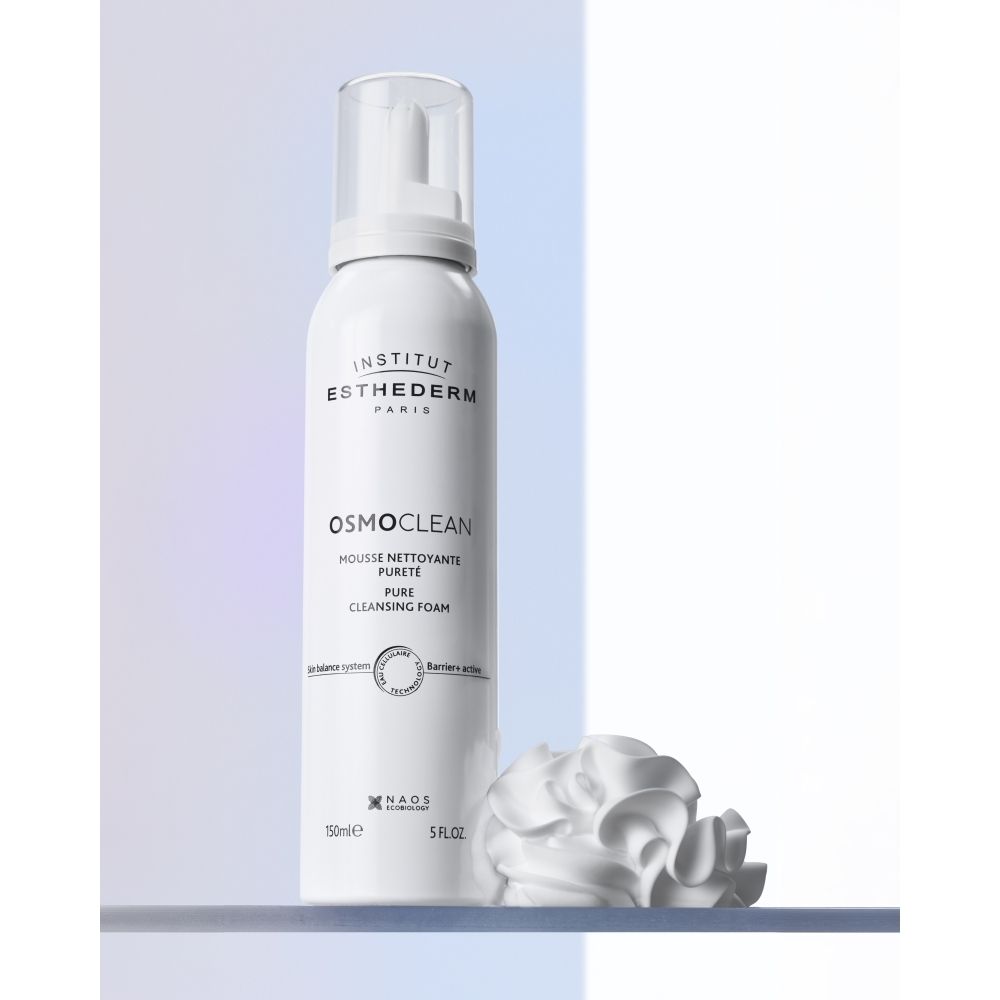 Flacon spray blanc avec pompe, étiqueté Institut Esthederm Osmoclean, vue de face.