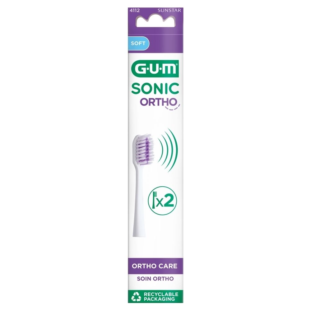 Une brossette GUM Sonic Ortho blanche à poils violets, emballée dans un blister.