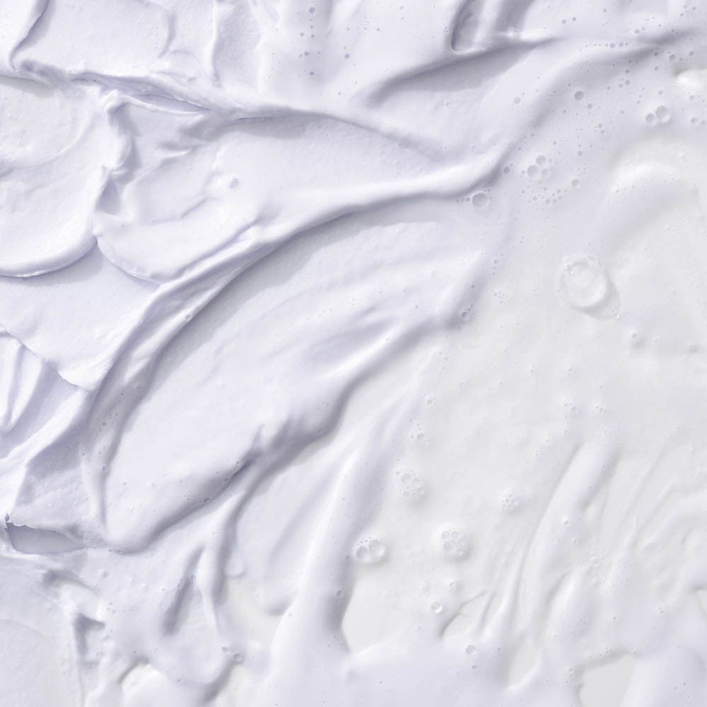 Crème blanche avec bulles d'air et motif ondulé.