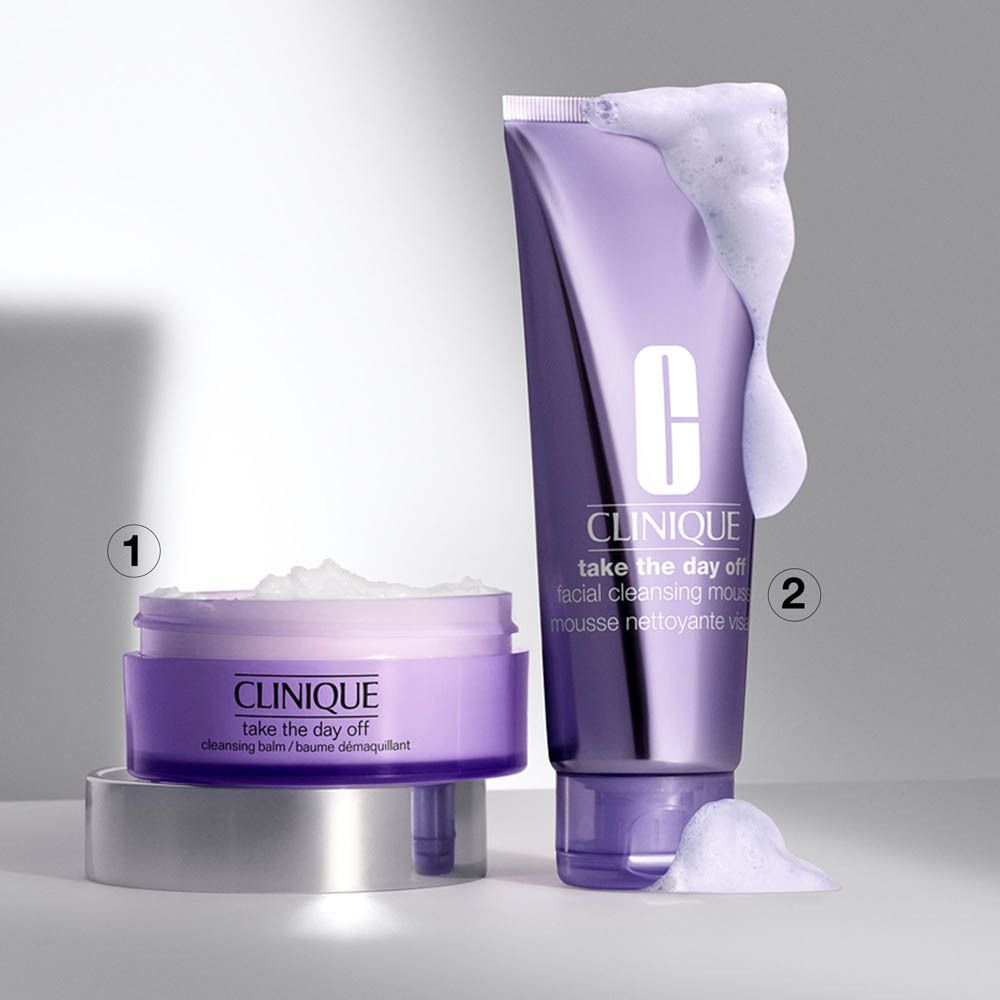 Clinique Take The Day Off baume et mousse nettoyants pour le visage, emballage violet avec mousse.