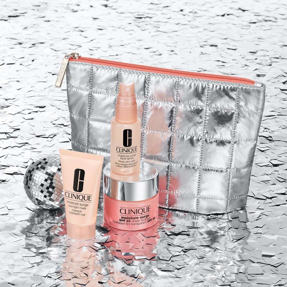 Trousse de maquillage avec produits cosmétiques. Comprend crème, spray et une autre crème. Fond pailleté.