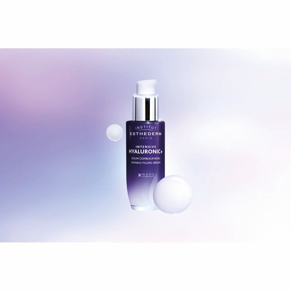 Flacon de sérum avec pompe. Inscription: Institut Esthederm Paris, Intensive Hyaluronic+, Sérum Combleur Rides, Wrinkle-Filling Serum.