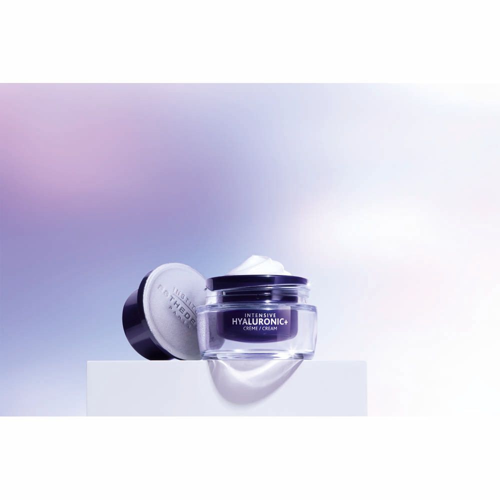 Pot bleu avec couvercle et crème. Inscription: Institut Esthederm, Intensive Hyaluronic+, Crème/Cream.