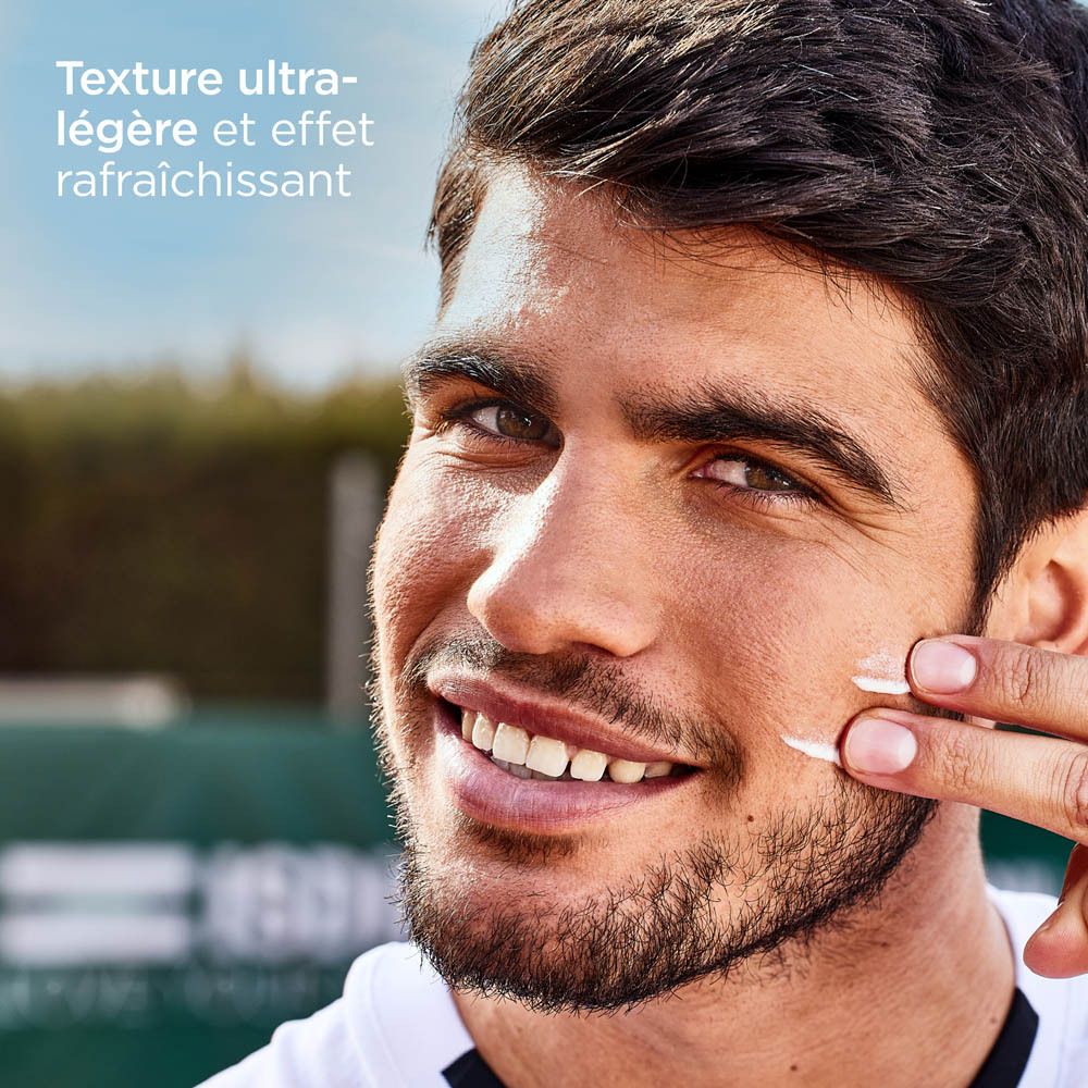 Homme appliquant le produit. Texte: Texture ultra-légère et effet rafraîchissant.