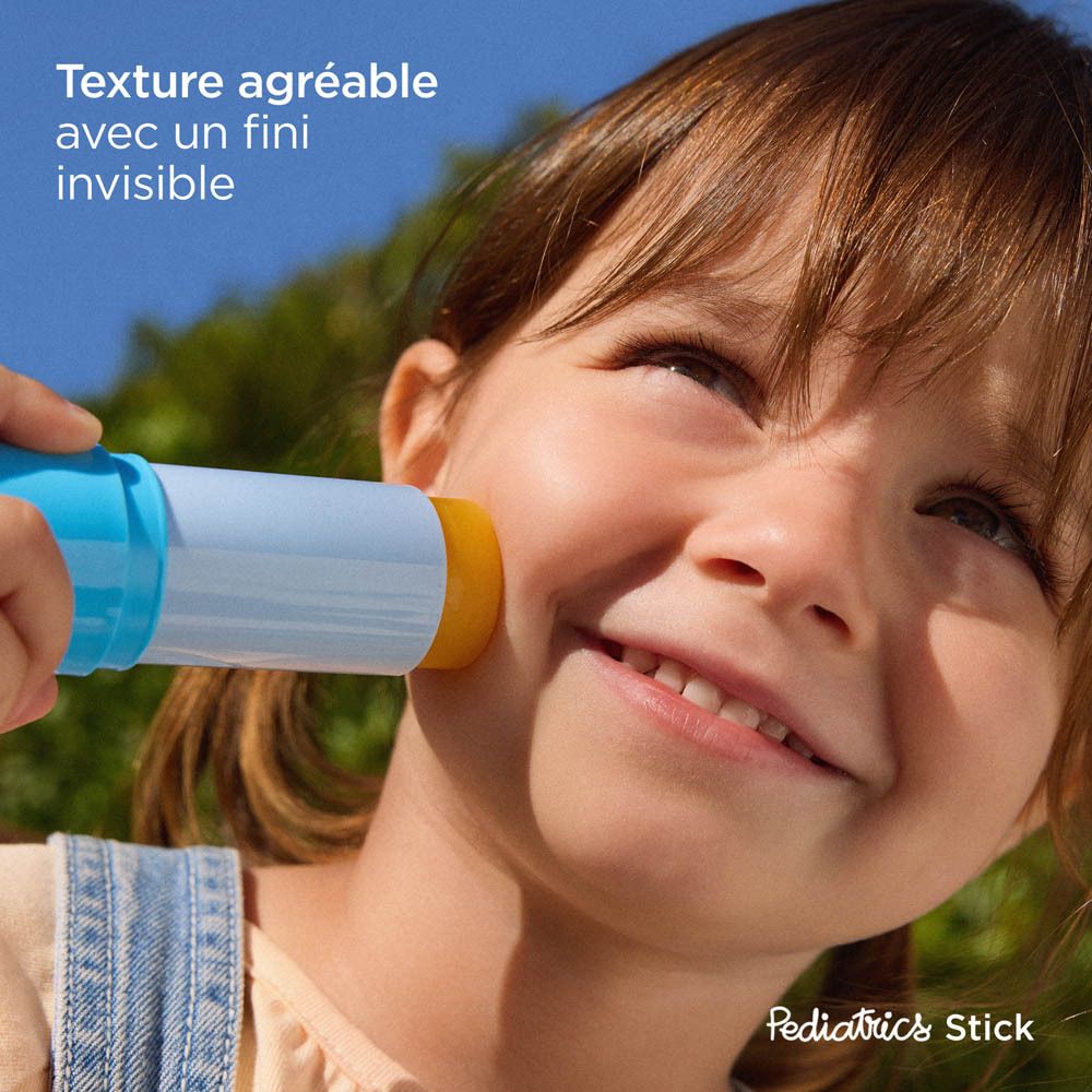 Enfant avec stick solaire sur la joue. Texte : Texture agréable avec un fini invisible.