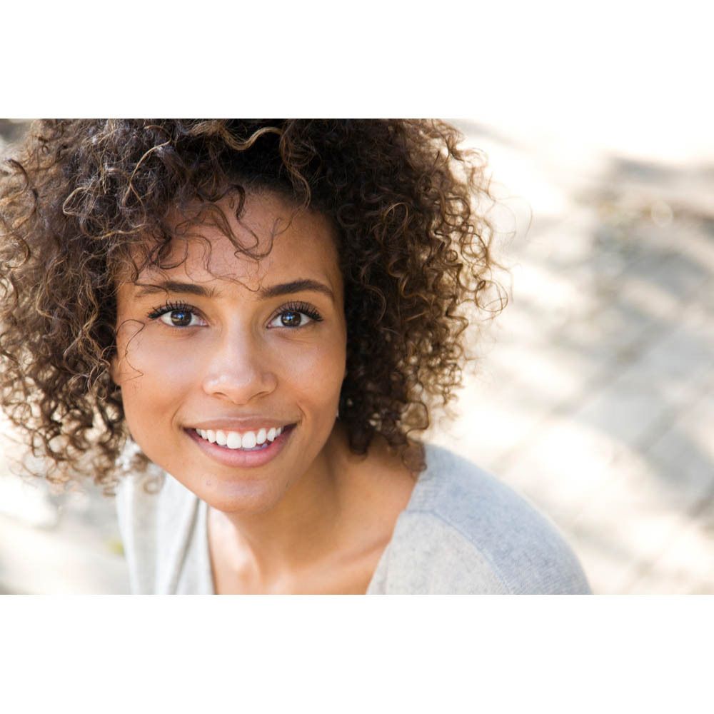 Femme au teint clair. Regard vers le haut. Gros plan.