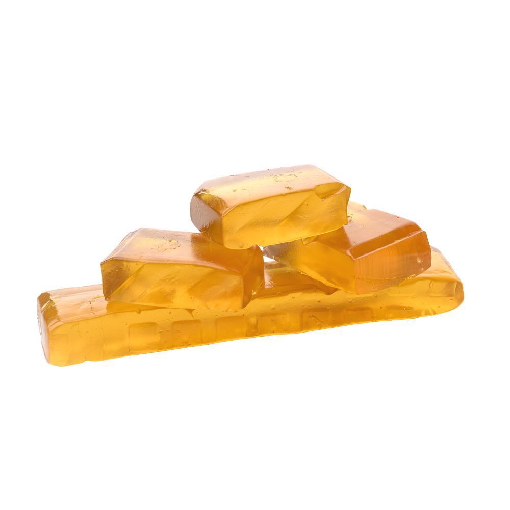 Plusieurs gommes jaune-transparentes. Forme rectangulaire. Sur fond blanc.