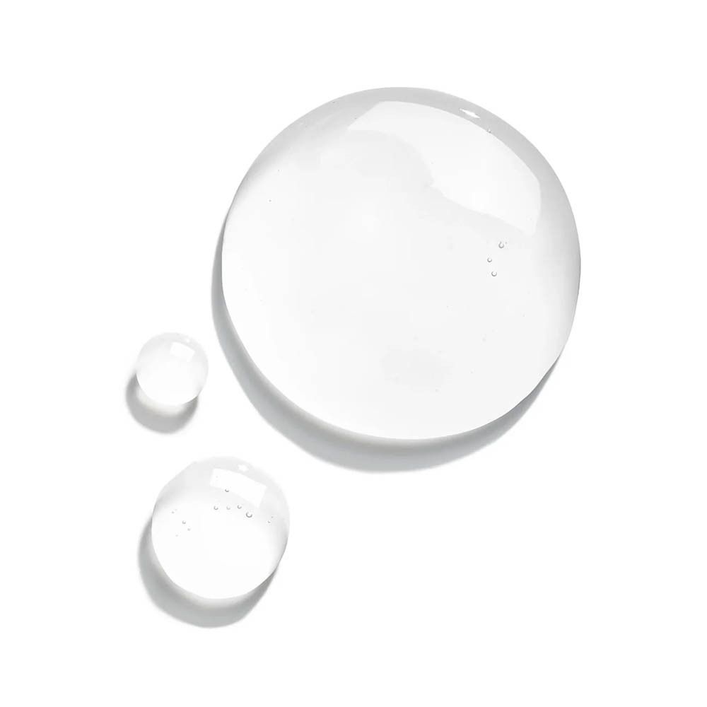 Trois gouttes transparentes sur fond blanc. Deux petites et une grande goutte.