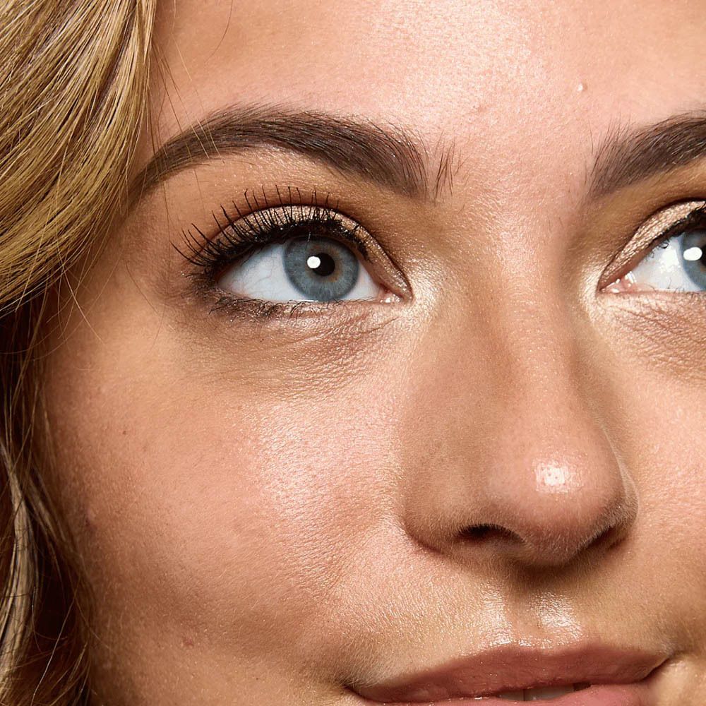 Gros plan sur un œil. Cils avec mascara.