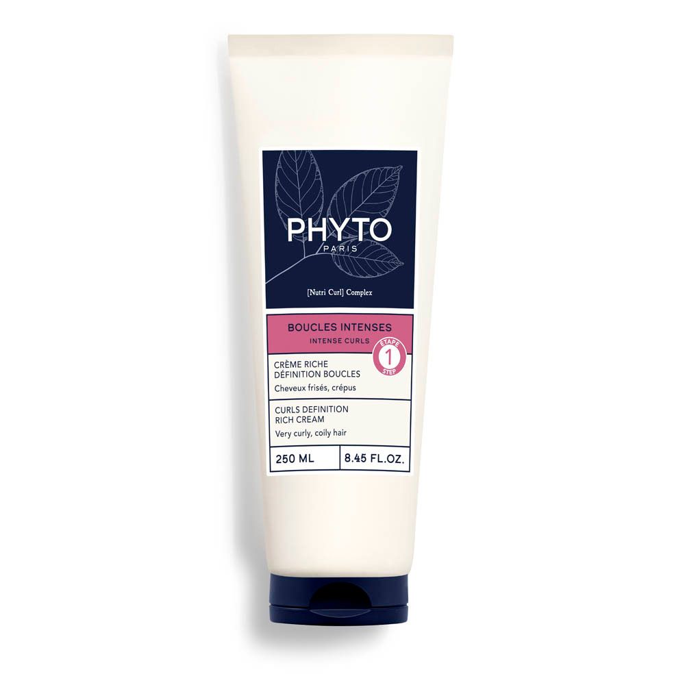 Tube blanc avec informations produit. Inscription: PHYT, Boucles Intenses, Crème Riche Définition Boucles, 250 ml.