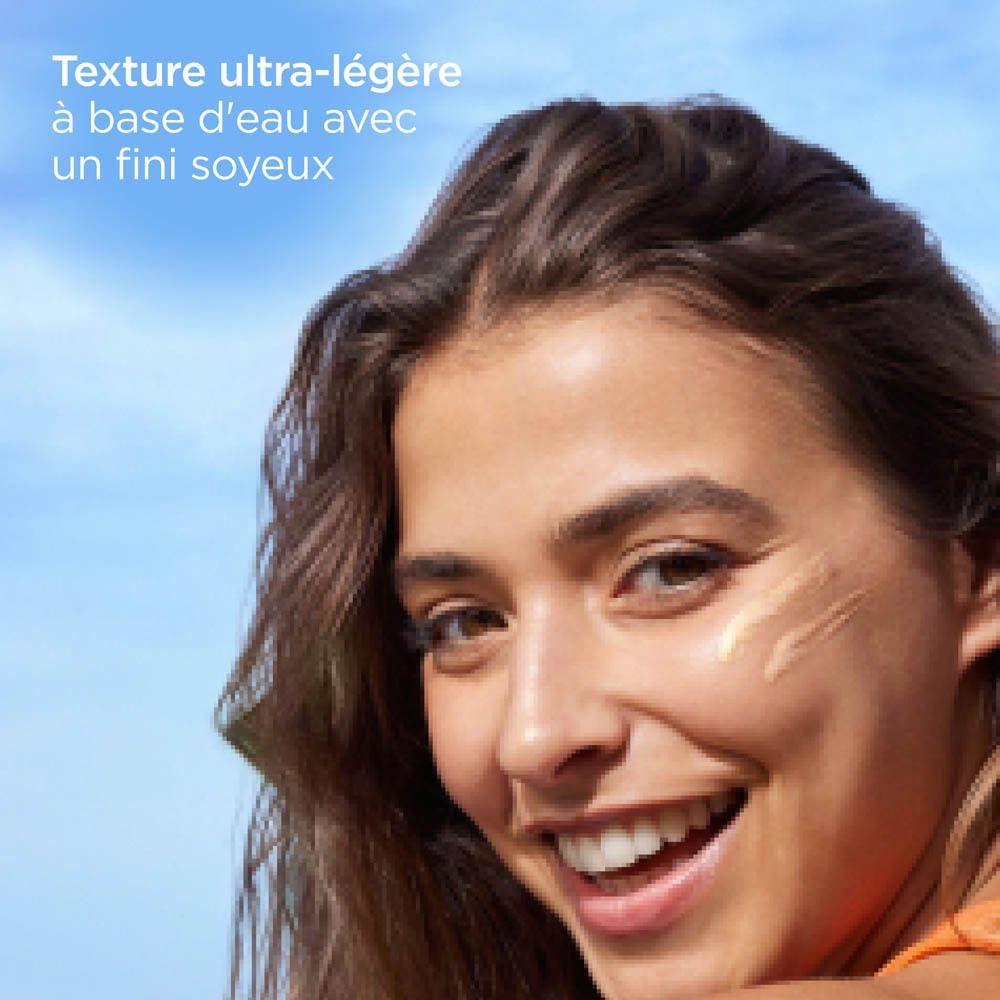 Femme avec crème solaire sur la peau. Texte: Texture ultra-légère à base d'eau avec un fini soyeux.