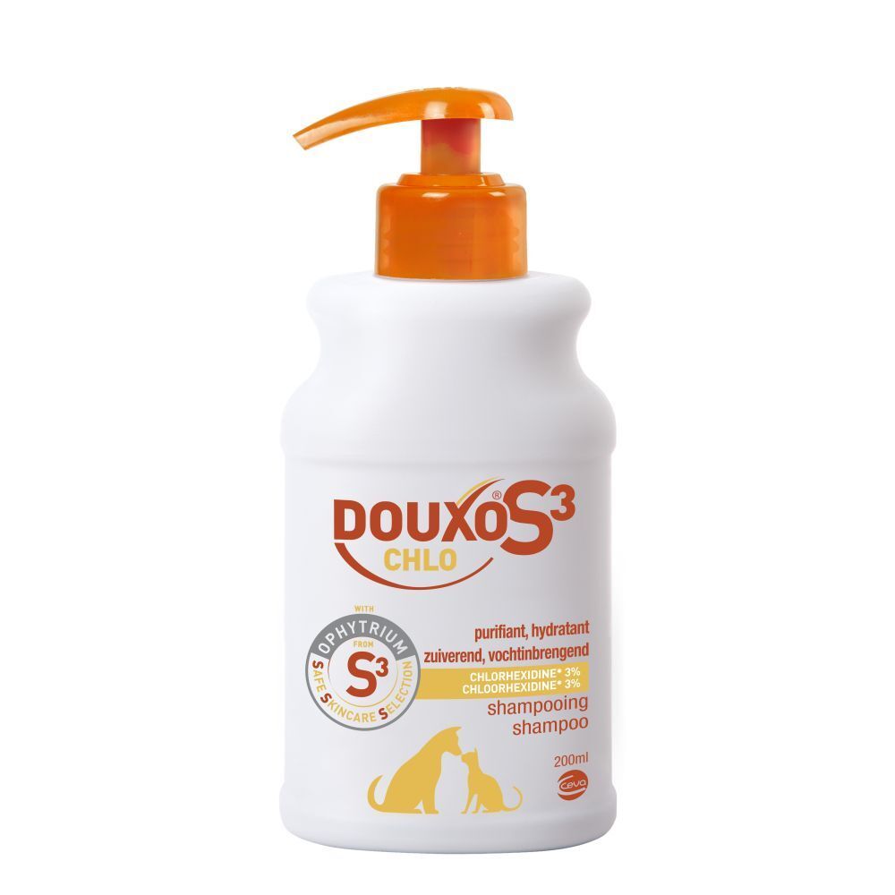 Flacon blanc avec pompe orange. Inscription: Douxo S3 Chlo. Produit pour chiens et chats.
