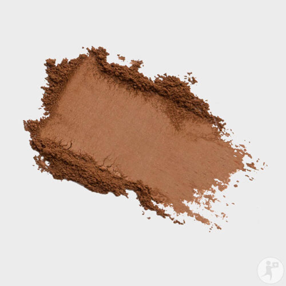 Poudre brune sur fond blanc. Échantillon de produit.