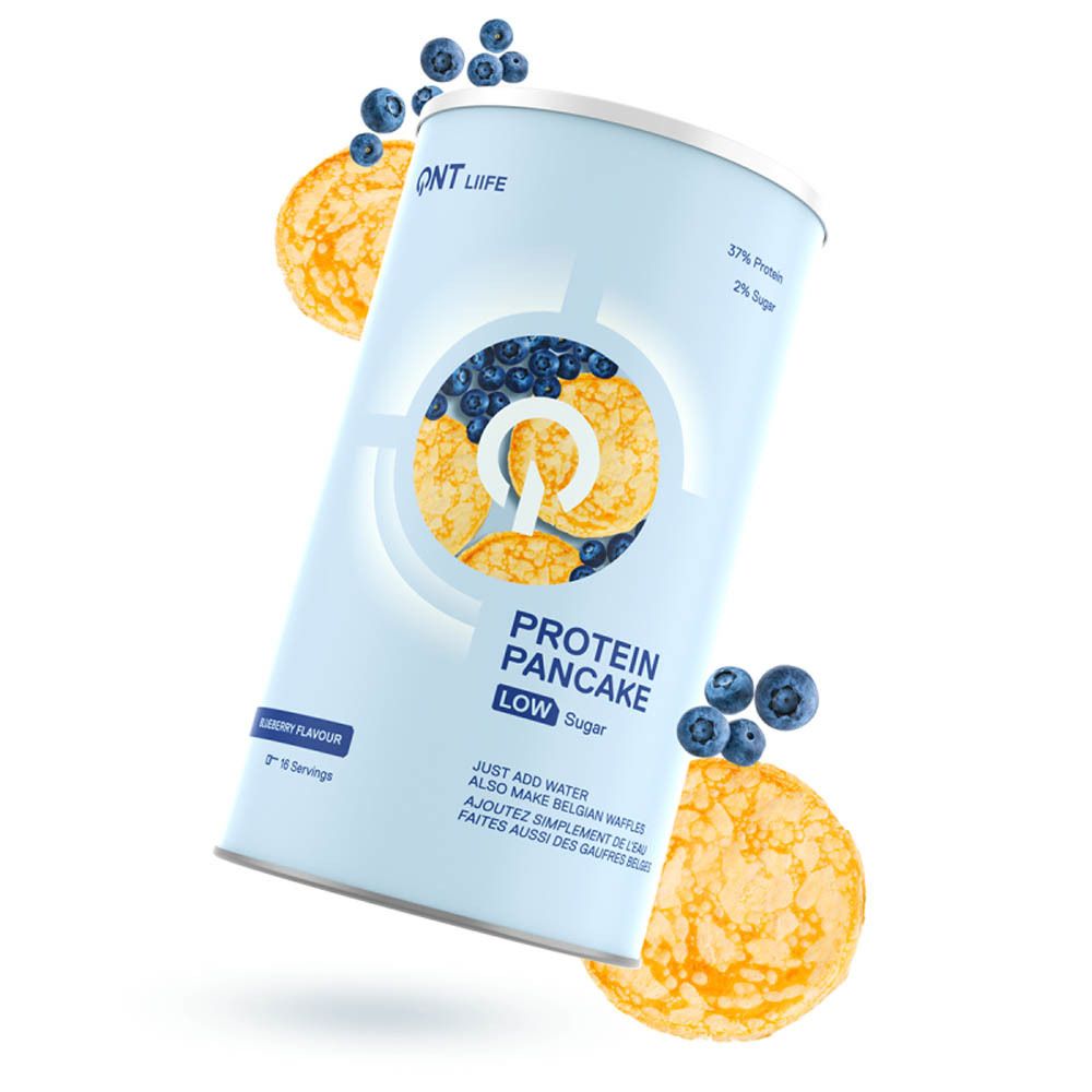 Boîte cylindrique QNT Life Protein Pancake, goût myrtille. Illustration de crêpes et de myrtilles. 37% protéines, 2% sucre. Perspective oblique.