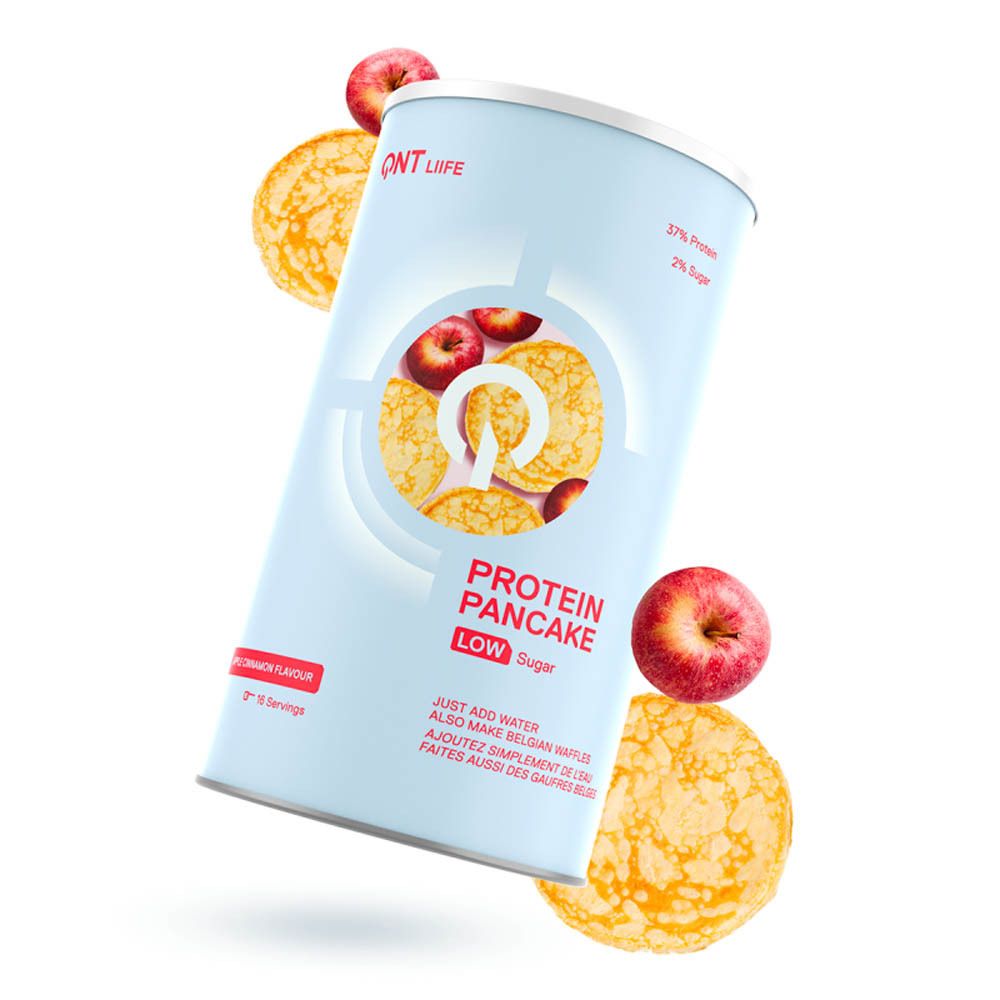 Boîte cylindrique avec logo QNT et nom du produit. Illustration de crêpes et de pommes. Texte : Protein Pancake, Low Sugar, saveur pomme-cannelle. Produit flottant.