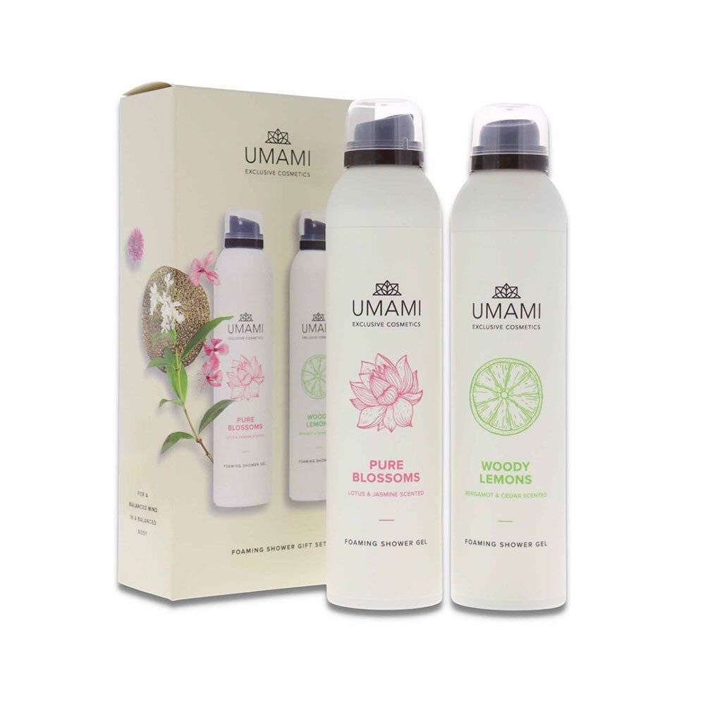 Coffret cadeau avec deux mousses de douche. Bouteilles blanches avec logo Umami et noms de produits. Boîte avec motif floral.