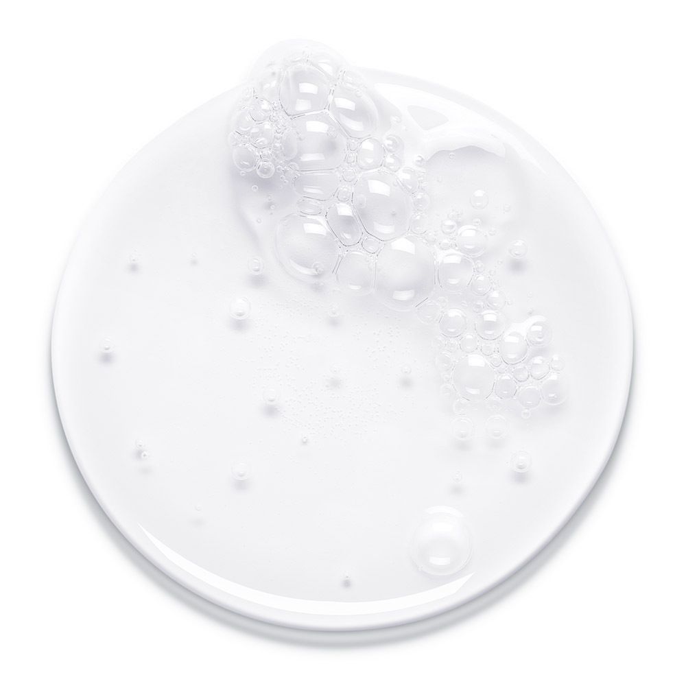 Assiette blanche avec mousse. Inscription: Bioderma, Hydrabio Gel Moussant. Produit en cours d'utilisation.