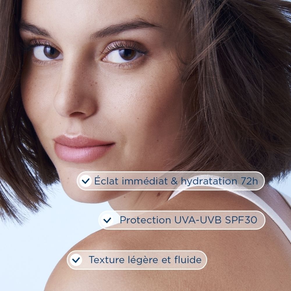 Femme. Texte: Éclat immédiat & hydratation 72h, Protection UVA-UVB SPF30, Texture légère et fluide.