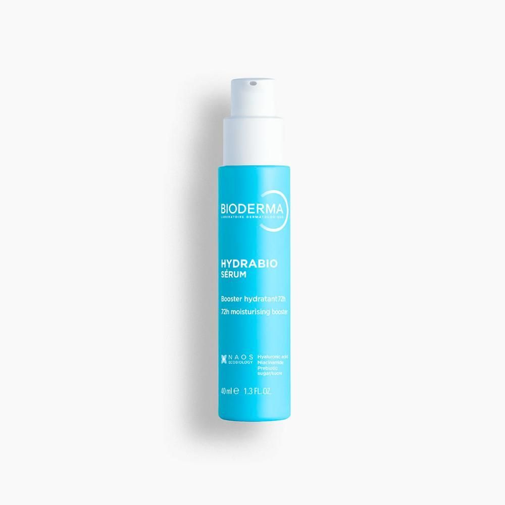 Flacon pompe bleu clair avec bouchon blanc. Bioderma Hydrabio Sérum 72h.