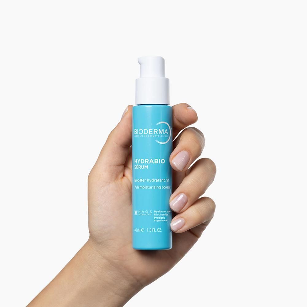 Arrière d'un flacon pompe bleu clair avec informations produit et texte.