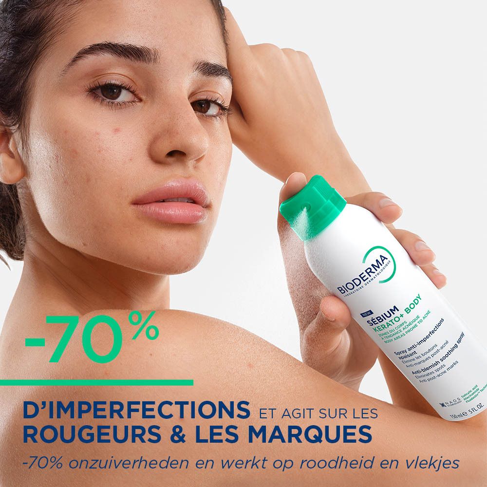 Femme avec spray. Texte: -70% d'imperfections et agit sur les rougeurs & les marques.