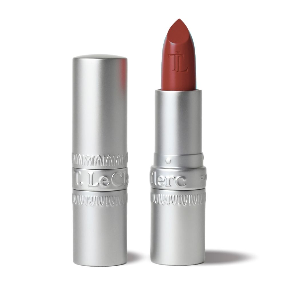 Rouge à lèvres, étui argenté ouvert. Bâton de rouge brun-rouge, logo. Marque T. LeClerc.