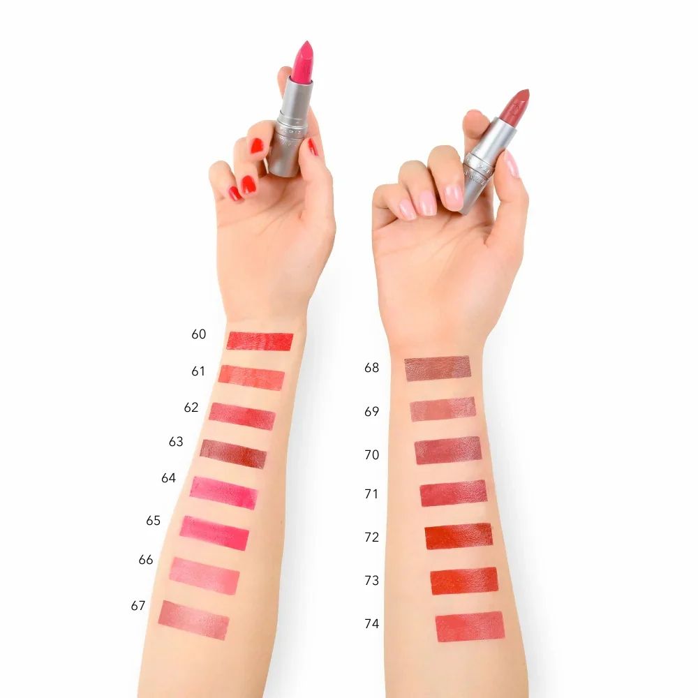 Mains avec des échantillons de couleurs de rouge à lèvres. Différentes nuances de rouge, numérotées.