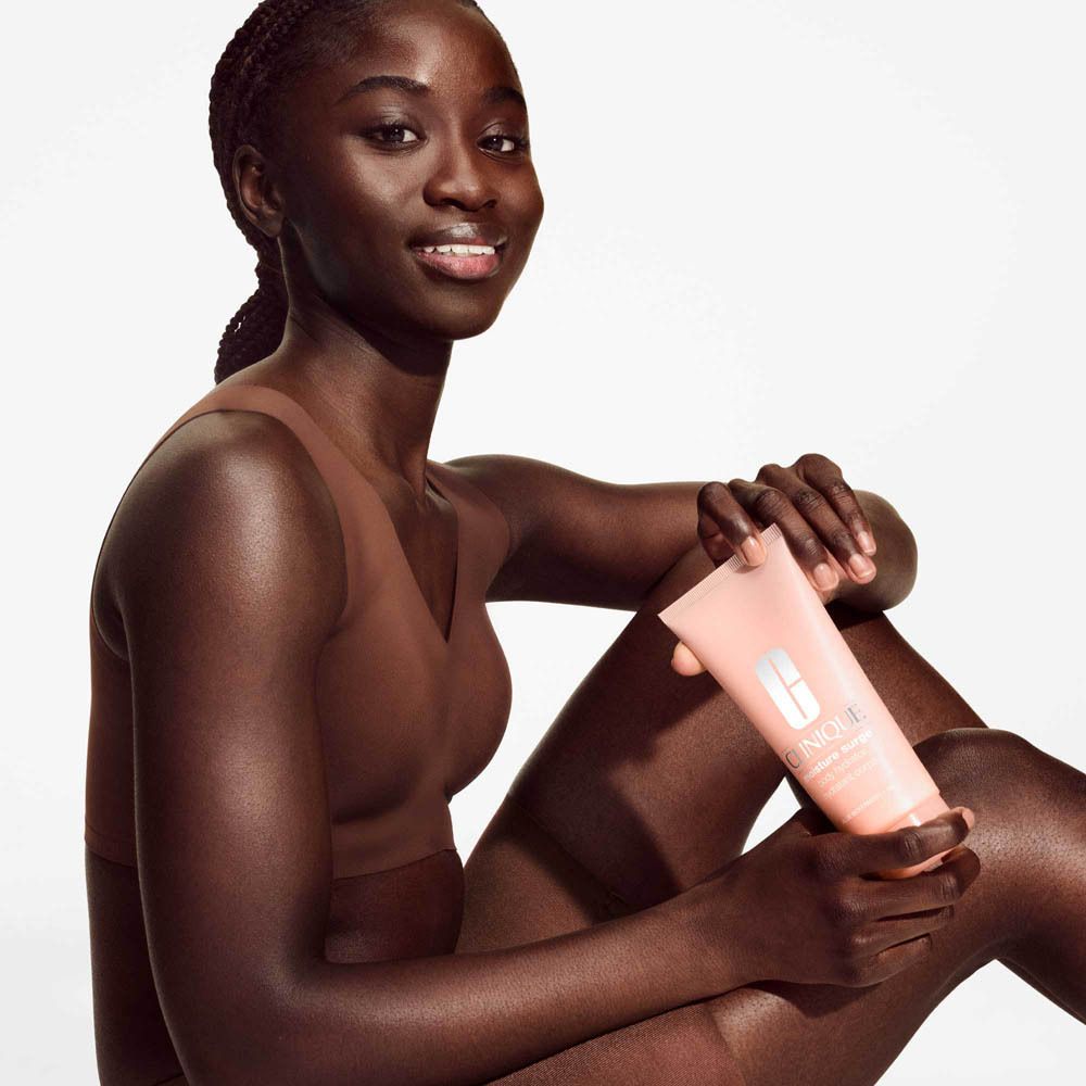 Tube Clinique Moisture Surge Body Hydrator avec crème sortant.