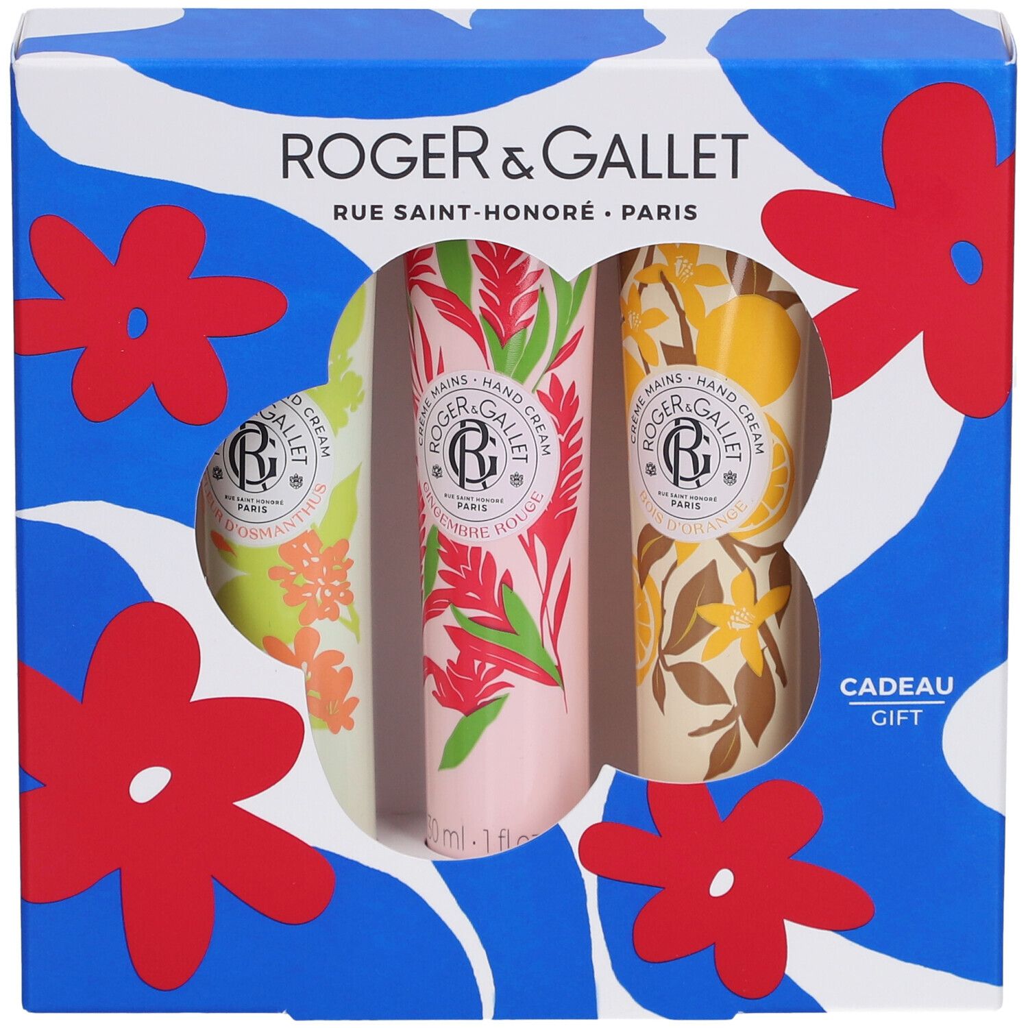 Coffret cadeau de trois crèmes pour les mains. Boîte bleue à motifs floraux et fenêtre. Logo Roger & Gallet.