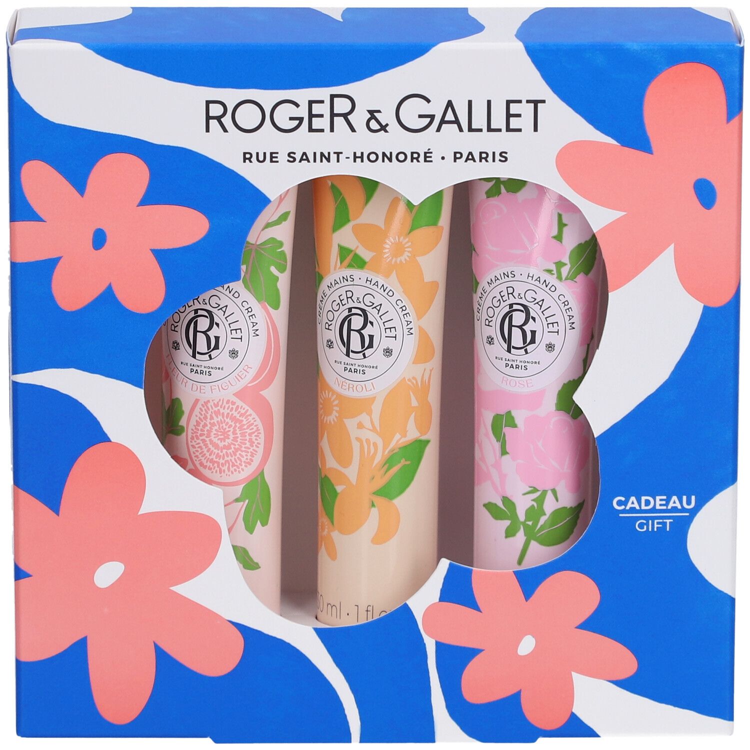 Coffret cadeau de trois crèmes pour les mains. Emballage bleu à motifs floraux et fenêtre. Marque Roger & Gallet.