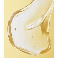 Gros plan d'une substance transparente et gélifiée sur fond jaune. Texture lisse.