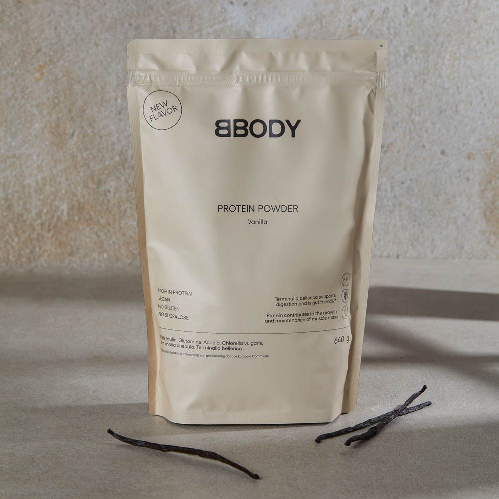 Sachet BBODY Protein Powder, Vanille, avec gousses de vanille. Texte : New Flavor, 640g. Sur une table. Deux gousses de vanille.
